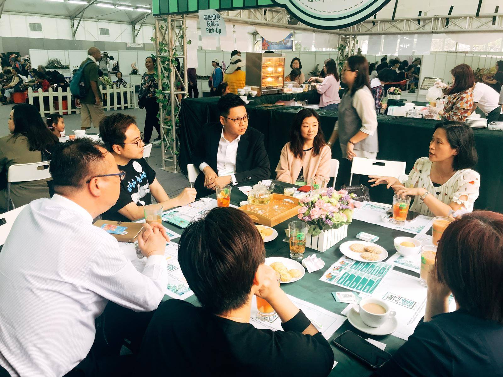 媒體到訪甦爐在香港花卉展覽的咖啡閣